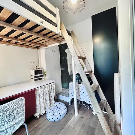 Apartment Studette Pour Etudiante, Proche De La Tour Eiffel Paris