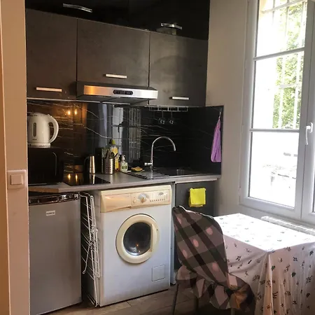 Appartement Studette Pour Etudiante, Proche De La Tour Eiffel Parijs