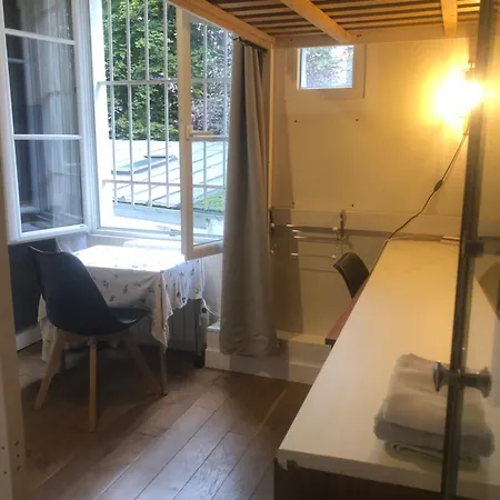 Appartement Studette Pour Etudiante, Proche De La Tour Eiffel Parijs